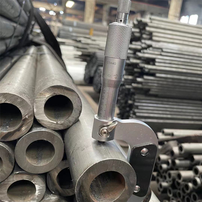 Un bon prix. Le rond à faible teneur en carbone en métal A36 a galvanisé le tube sans couture de tuyau d'acier en ligne